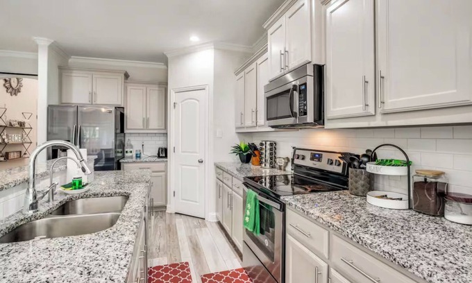 Wheatland House | 4BR Farmhouse For 12 N Po