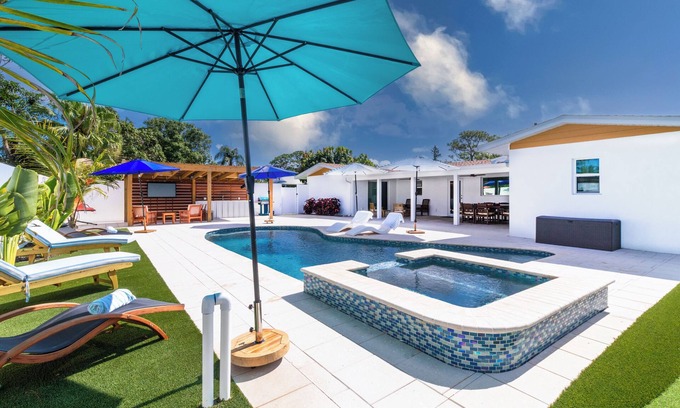 Bradenton House | 4BR Home with Heated Pool & Outdoor Lounge Near AMI Beaches