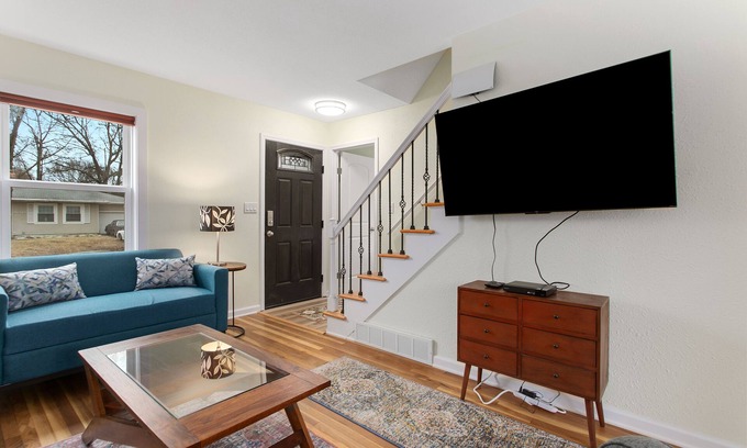 South Kansas City House | 4BR in Lawndale with Hot Tub