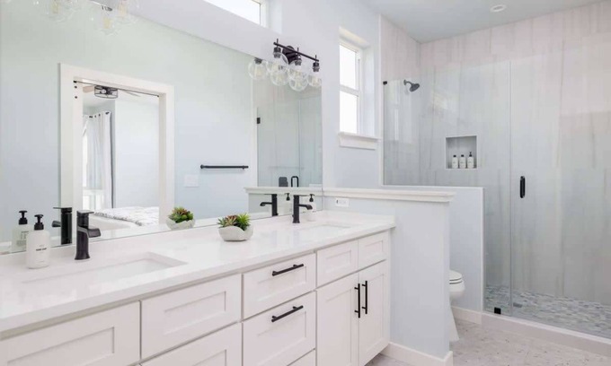 Govalle House | 4BR, King Beds, Free Parking, East Side | Eastview