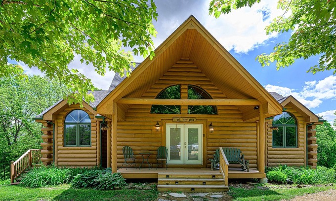Apple River Cabin | 4BR Log Cabin Getaway | Hot Tub, Games, Fire Pit