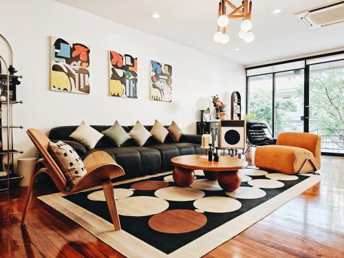 Khlong Tan Nuea Villa | 4BR Modern Art Villa with Free Wi-Fi Netflix Vinyl