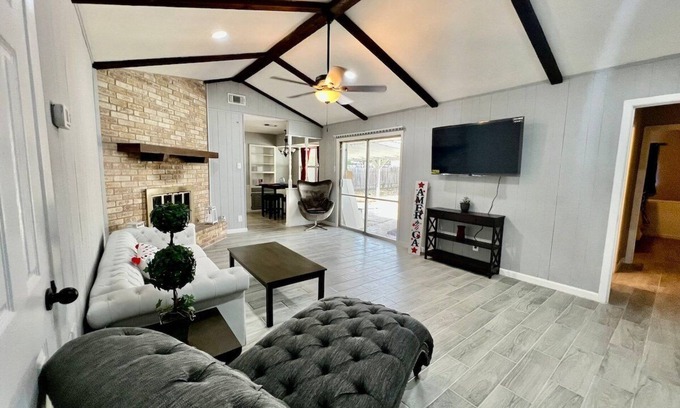 Universal City House | 4BR Pool Furnished Extended Stay near Randolph AFB Fast Wi-Fi W/D Month+