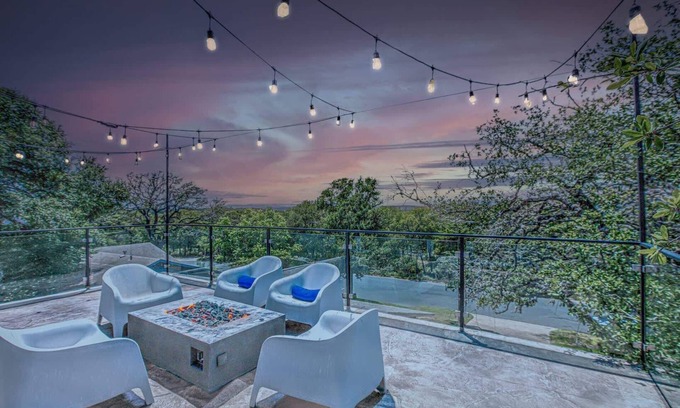 Zilker House | 4BR Sleeps 10 BBQ Firepit & Walk To Zilker!