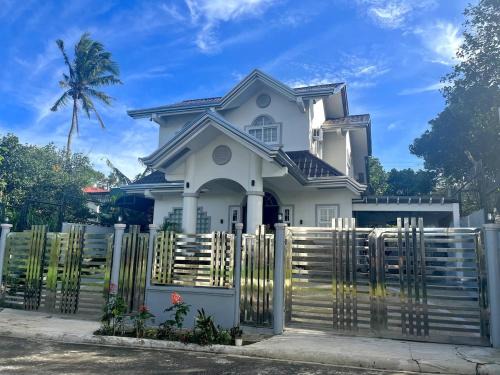 Tagaytay House | 4BR Tagaytay House Staycation near Sky Ranch