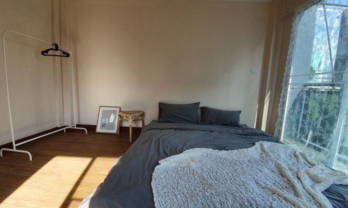 Chom Phon House | 4BR townhouse above 7-11, 10mins walk to trains, local food