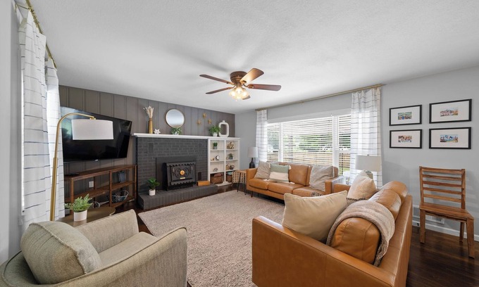 Lee's Summit House | 4BR2BA Family Home|Mins to DT|Pets|PrivateParking