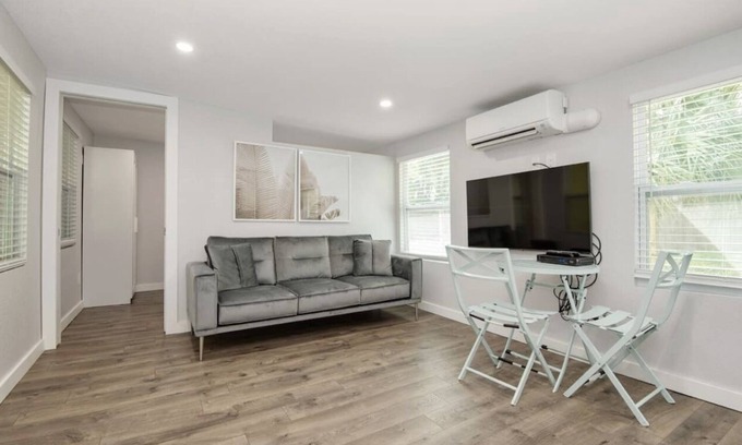 Safety Harbor Cottage | 4C Newly Renovated 1 Bedroom with Kitchenette
