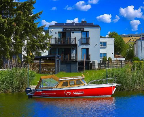 Ilawa Apartment | 4jeziora - prywatny dostęp do rzeki, pomost, ogrodem, wiata grillowa, rowerek wodny, kajaki w cenie, parking, psiaki dozwolone