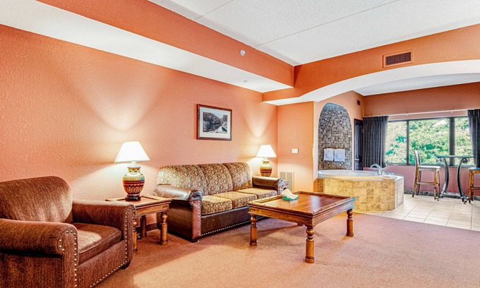 Wisconsin Dells Condo | 4th-floor condo with elevator, jetted tub, full kitchen, washer/dryer, & fireplace