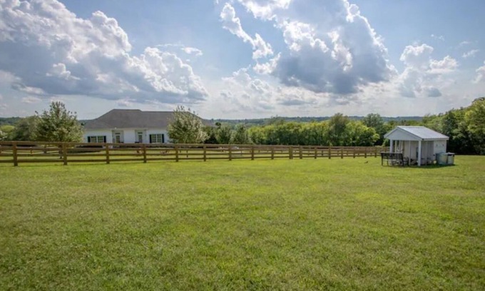 College Grove House | 5 Acre 3 Bedroom Farmhouse Next Door to Troubadour
