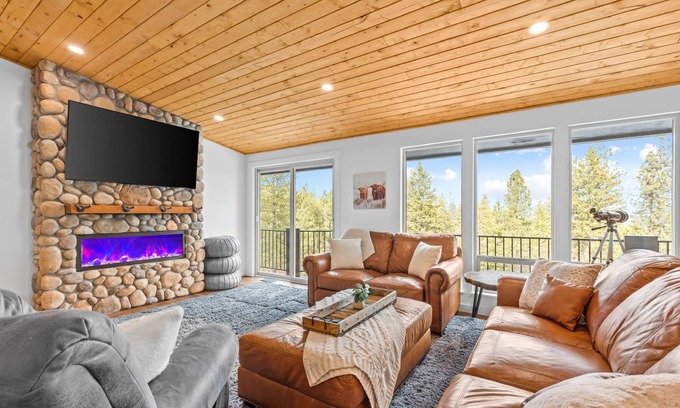 Post Falls Cabin | 5 ACRE CABIN above RIVER + DOWNTOWN. PRIVATE-VIEWS-NEWLY RENOVATED
