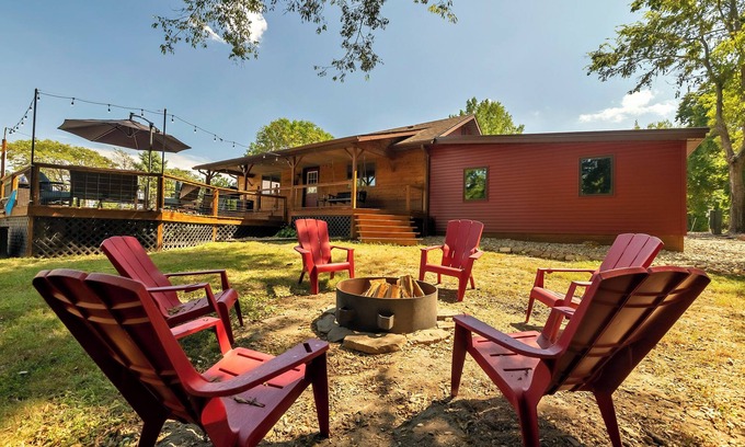 Wolf Creek Cottage | 5 acre Paradise-Shawnee Wine Trail, Pool, Pond, Firepit, Pet Friendly