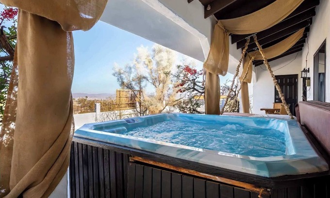 Indian Cove House | 5 Acre Retreat Pool & eBikes-walk to JTPark