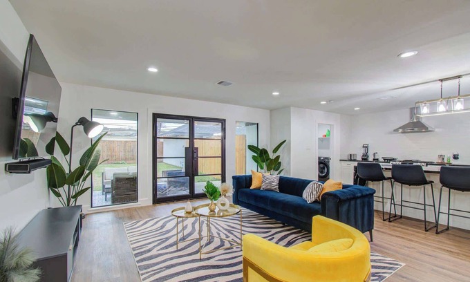 Houston House | 5-BD Modern Central Getaway w Hot Tub - Mins to DT