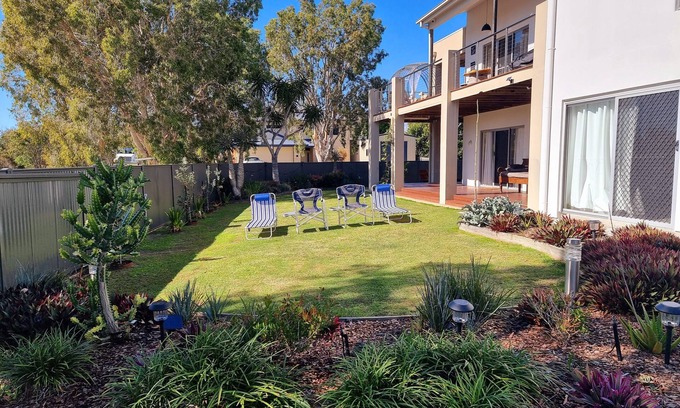 Burrum Heads House | 5 BD quiet Serenia Beach on the corner- Pet friendly-Aircon , Wi fi , kayaks