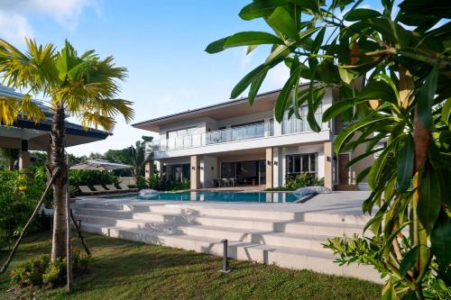 Choeng Thale Villa | 5 Bdr 18 meter Pool villa in Laguna Phuket