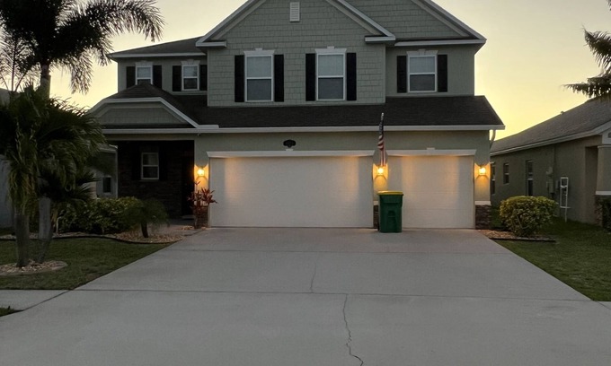 Interchange Square House | 5 Bdr, 7miles-Beach 50 min to Disney 2 Master’s 1 on 1st Fl HEATED POOL GAMEROOM