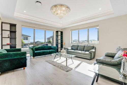 Flat Bush House | 5 BDR Flat Bush Mansion - Central Aircon, Fast WiFi, Pool Table, Netflix and More!