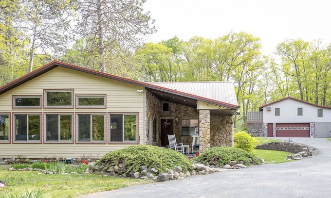 Brainerd House | 5 BDRM lake home & cabin on Camp Lake, great fishing, 4 mi west of Mille Lacs.