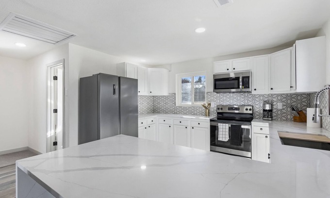 Applewood Villages House | 5 Bed Home on Awesome Park - Food and Starbucks close by!