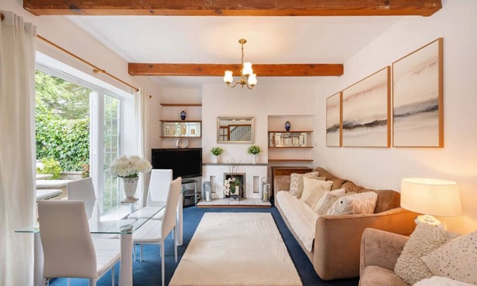 Oakleigh House | 5-Bed Home with Private Parking behind gated and only 25 Mins To Central London