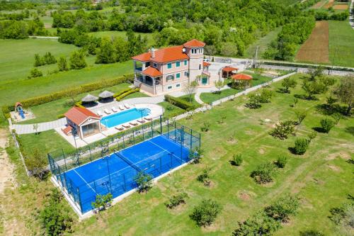 Ruzic Villa | 5-Bed Villa with Pool, Jacuzzi & Padel Court