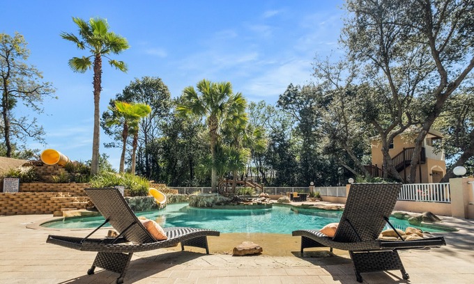 Spring Hill House | 5 bedrm Paradise w/your own POOL + LAZY RIVER
