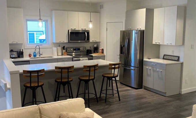 Fort Gary House | 5 Bedroom, 2 kitchen FRESH home