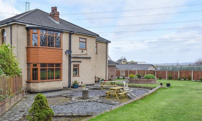 Oakenholt Cottage | 5 bedroom accommodation in Oakenholt, near Flintshire
