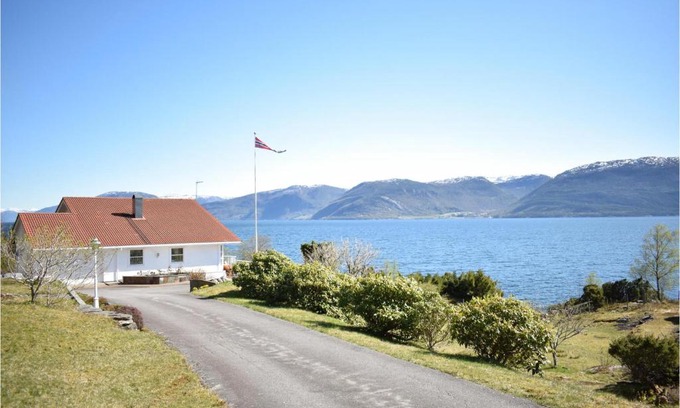 Brekke House | 5 Bedroom Beach Front Home In Lavik