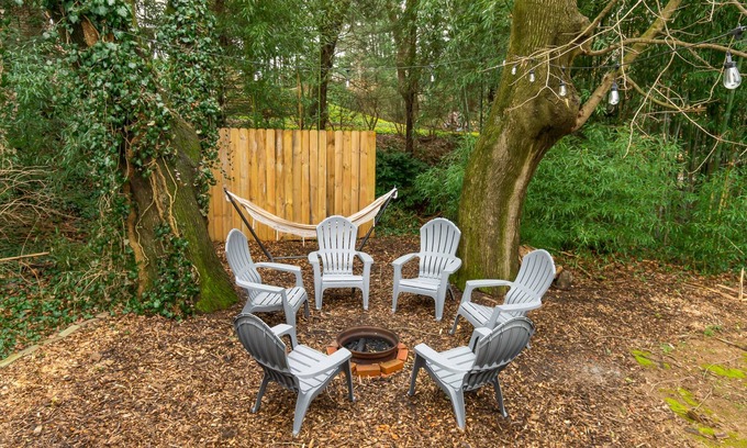 Ephrata House | 5-bedroom Cozy Backyard with Firepit, 5 min to Cloister & Ephrata Hospital