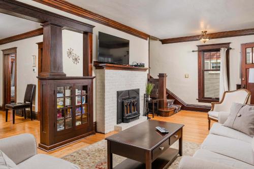 Stevens Point House | 5 Bedroom Family Home - UWSP Walkable