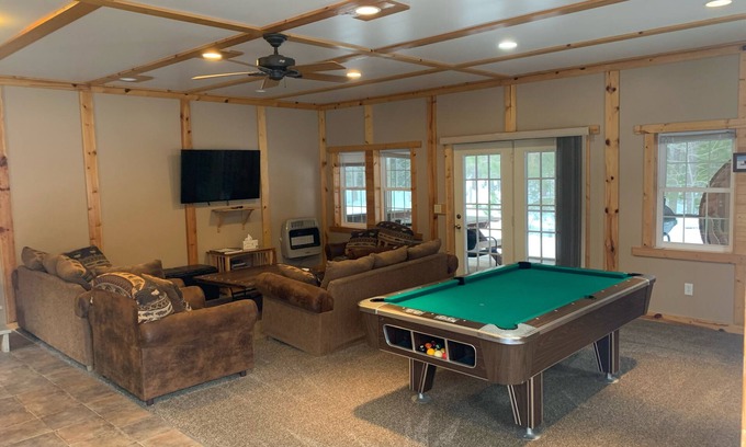 Paradise House | 5 bedroom home in Paradise! 4 miles from Tahquamenon Falls
