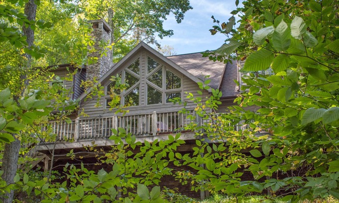 McHenry House | 5 Bedroom Home, located on private cove, close proximity to ski resort and parks