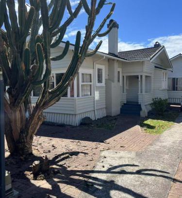 Mount Eden House | 5 Bedroom House A with 13 Beds including 6 Double Beds, 2 Single Beds, and 5 Sofa Beds