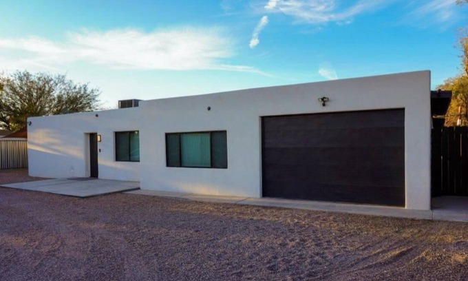 Grant - Glenn House | 5 Bedroom House, Backyard Sand Volleyball Court, Horseshoe Pit Close 2 UofA