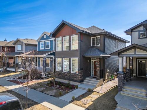 Northeast Edmonton House | 5 Bedroom House in McConachie, Near Anthony Henday, Sleeps 12, Backyard, Netflix, Free Parking