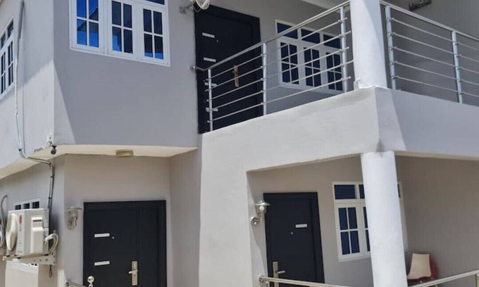 Freetown Apartment | 5 Bedroom immaculate house in Freetown very close to all popular beaches .