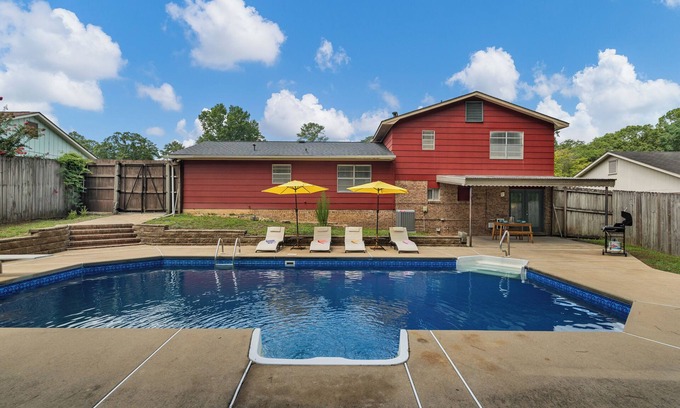 Fortson House | 5 Bedroom Paradise Escape with Huge Pool, BBQ, Arcade and Playsetnn