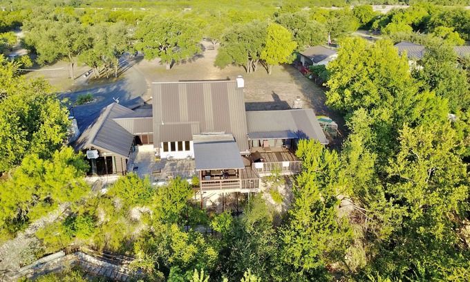 Concan House | 5-bedroom vacation home just steps from the Frio River