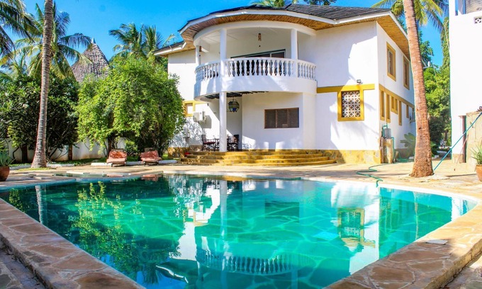 Galu Beach Villa | 5-bedroom Villa - 3 Mins Walk To The Beach