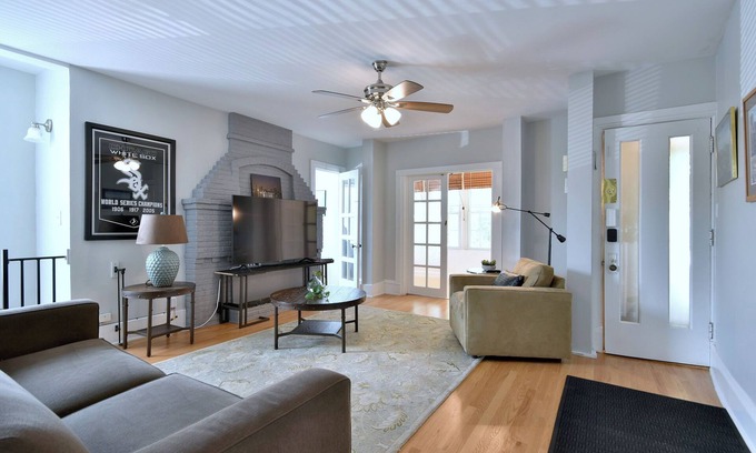 Oak Park Apartment | 5 bedroom with 5 beds and 2 bathrooms