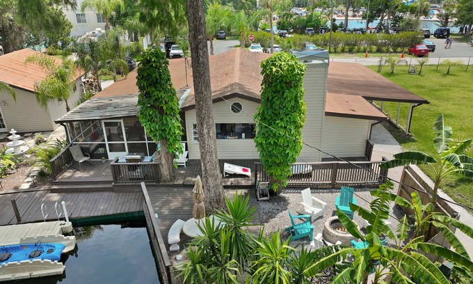 Weeki Wachee Gardens House | 5 Bedrooms - Spacious - 7 Kayaks - Firepit - 2 mins to Rogers Park - KING beds