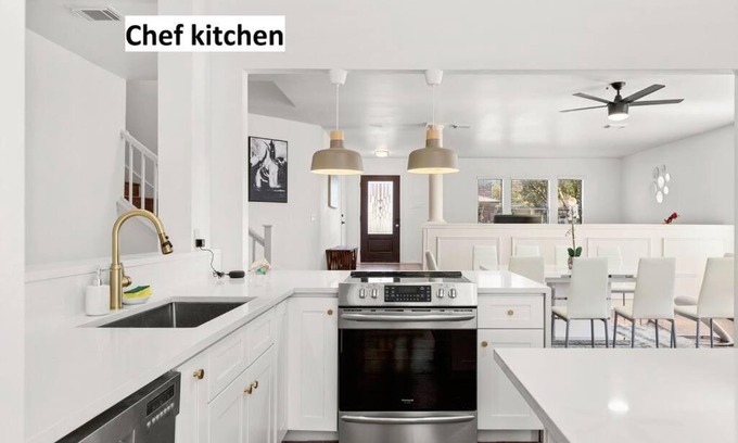 North San Antonio - SAT House | 5 Bedrooms with Chefs Kitchen 2 Masters Room and Game Lounge
