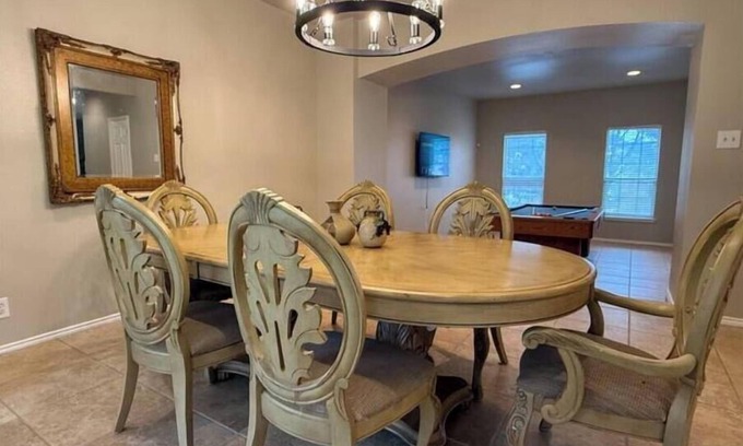 Stone Oak House | 5 beds 3 bathroom Large patio pool table stone oak
