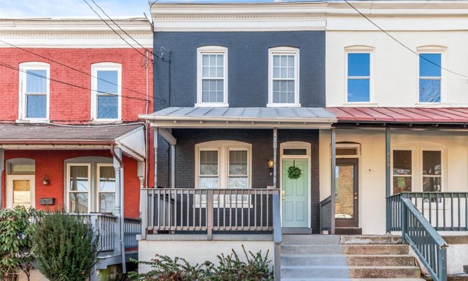 Lancaster Apartment | 5 Beds . Great for Families and Vacationers