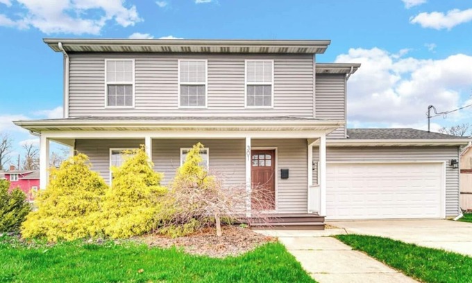 Valparaiso House | 5 blocks to downtown Valparaiso, <1 hour to Chicago, close to Indiana Dunes