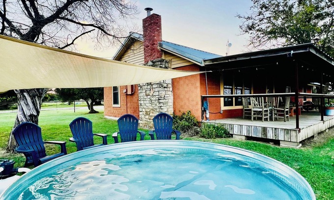 Glen Rose House | 5 BR family ranch home, near Fossil Rim, hiking, farm animals and COWBOY POOL