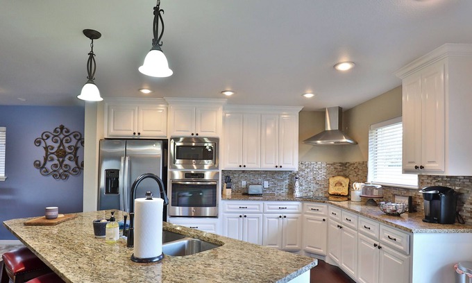 Abilene House | 5 BR Home all King Beds near ACU/HSU/Downtown